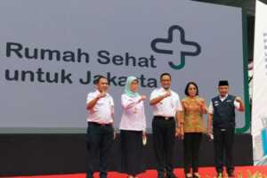 Gubernur DKI Jakarta, Anies Baswedan (tengah), saat meresmikan pengganti nama rumah sakit menjadi rumah sehat di RSUD Cengkareng, Jakarta Barat, Rabu (3/8/2022). (ANTARA/Wald)