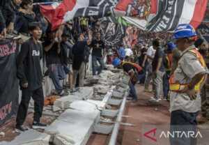 Pagar Jakarta International Stadium (JIS) roboh pada Minggu (24/7) lalu (Antara)