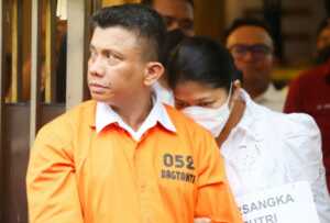 Tersangka Irjen Ferdy Sambo bersama Istri, Putri Candrawathi saat rekonstruksi pembunuhan Brigadir Yosua di rumah dinas Kadivpropam Polri di Jalan Duren Tiga Barat, Kompleks Polri Duren Tiga, Jakarta, Selasa (30/8/2022). (Dery Ridwansah/JawaPos.com)
