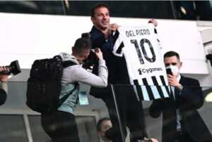 Alessandro Del Piero mengambil lisensi pelatih UEFA Pro. Dia diduga tengah disiapkan untuk menggantikan Massimiliano Allegri. (MARCO BERTORELLO/AFP )