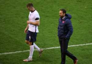 Bek timnas Inggris Eric Dier (kiri) dan Pelatih Gareth Southgate meninggalkan lapangan di akhir laga UEFA Nations League kontra Belgia (15/11/2020). (VIRGINIE LEFOUR / BELGA / AFP)