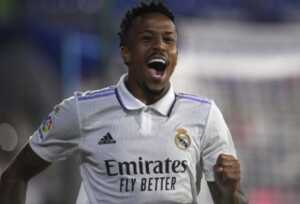 Logo Emirates di jersey bek Real Madrid Eder Militao. (Oscar Del Pozo Canas/AFP/Antara)