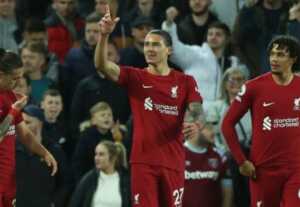 Pemain Liverpool Darwin Nunez (tengah) merayakan golnya ke gawang West Ham United dalam laga lanjutan Liga Inggris di Anfield, Rabu (19/10). (Phil Noble/Reuters/Antara)