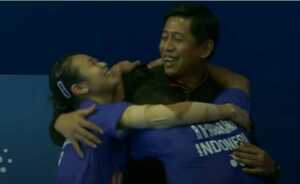 Pelatih ganda campuran Indonesia Nova Widianto memeluk Rehan Naufal Kusharjanto/Lisa Ayu Kusumawati setelah keberhasilan mereka menjadi juara Hylo Open 2022. (Humas PP PBSI