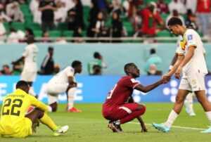 Penyerang Qatar Almoez Ali (tengah) bersalaman dengan penyerang Senegal Iliman Ndiaye setelah laga Grup A Piala Dunia 2022. (Karim Jaafar/AFP)
