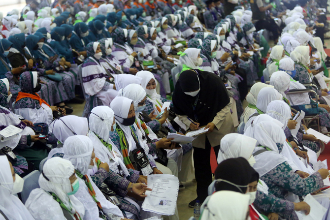 Ilustrasi: Petugas memeriksa kelengkapan dokumen Calon Jemaah haji kelompok terbang (kloter) 1 embarkasi haji Jakarta-Pondok Gede di Asrama Haji Pondok Gede, Jakarta, Jumat (3/6/2022). (SALMAN TOYIBI/JAWA POS)