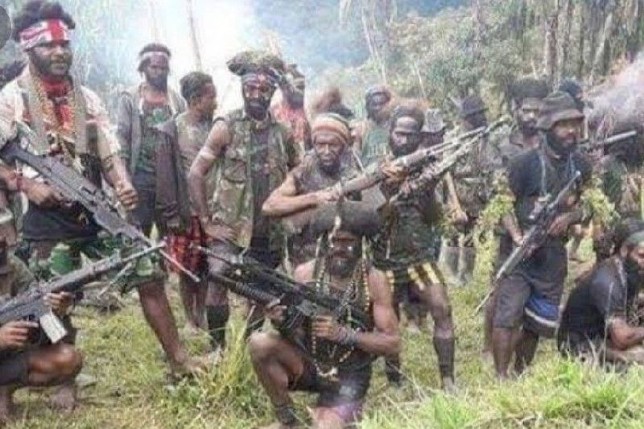 Kapolda Papua Irjen Pol Mathius Fakhiri mengakui sempat terjadi kontak tembak saat anggota TNI-Polri mengevakuasi Damri (57), tukang ojek yang menjadi korban penembakan KKB, di Ilaga, Kabupaten Puncak, Provinsi Papua Pegunungan. (dok JawaPos.com )