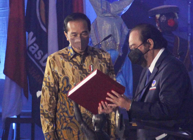 Presiden Joko Widodo (kiri) berfoto bersama Ketua Umum Partai NasDem Surya Paloh (kanan) saat peringatan HUT ke-10 Partai NasDem di Gedung Akademi Bela Negara (ABN) Partai NasDem, Jakarta, Kamis (11/11/2021). Acara tersebut mengusung tema Satu Dekade di J