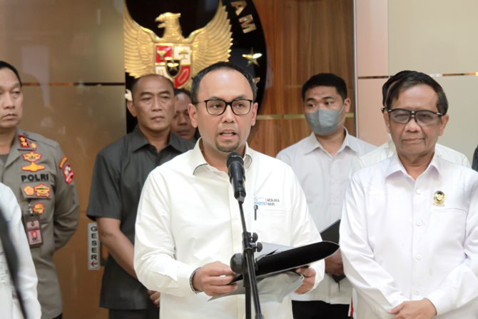 Kepala PPATK Ivan Yustiavandana. (tengah) (Dery Ridwansah/JawaPos.com)