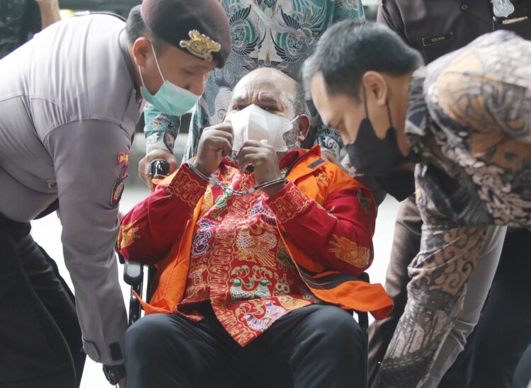 Tersangka Gubernur Papua nonaktif Lukas Enembe tiba di Gedung Merah Putih KPK, Jakarta, Senin (30/1/2023). (FEDRIK TARIGAN/ JAWA POS)