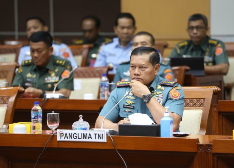 Panglima TNI Laksamana TNI Yudo Margono mengikuti rapat kerja bersama Komisi I DPR di Kompleks Parlemen, Senayan, Jakarta, Kamis (2/2/2023). Rapat tersebut membahas situasi dan kondisi keamanan terkini di Provinsi Papua serta membahas kebutuhan alutsista