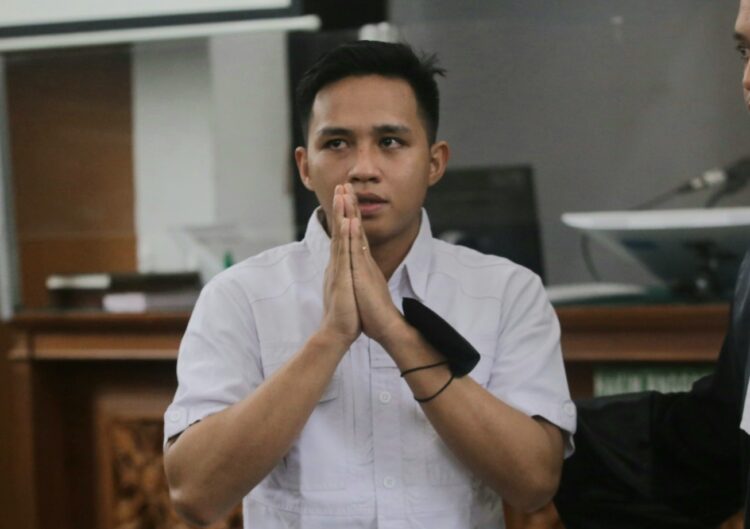 Terdakwa Richard Eliezer Pudihang Lumiu bersiap menjalani sidang dengan agenda pembacaan vonis oleh Majelis Hakim dalam kasus pembunuhan Brigadir Yosua Hutabarat di Pengadilan Negeri Jakarta Selatan, Rabu (15/2/2023). (Dery Ridwansah/ JawaPos.com)