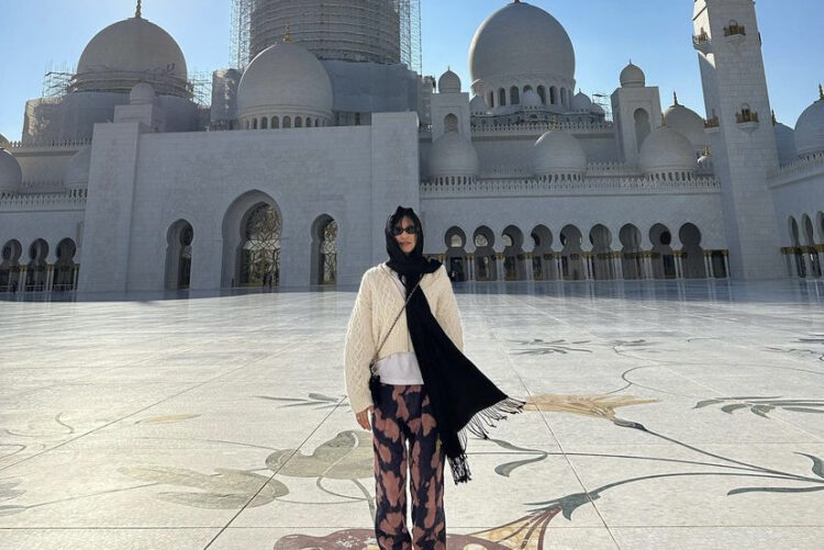 Unggah sejumlah foto dengan penampilan tertutup, Jennie BLACKPINK bikin netizen Indonesia terpana. (Instagram @jennierubyjane)