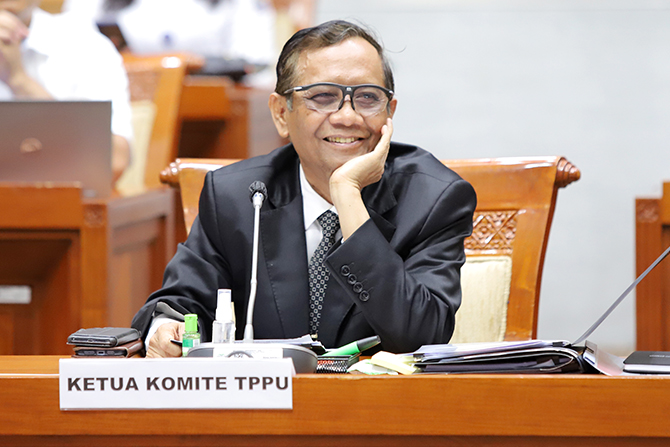 Ketua Komite TPPU sekaligus Menkopolhukam Mahfud MD saat mengikuti Rapat Dengar Pendapat (RDP) dengan Komisi III DPR di Kompleks Parlemen, Senayan, Jakarta, Rabu (29/3). (Dery Ridwansah/JawaPos.com)