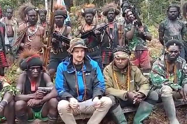 Pilot Philip Mark Mehrtens berada di tengah Egianus Kogoya dan kelompok KKB pimpinannya (ANTARA/HO/Dokumen Pribadi)