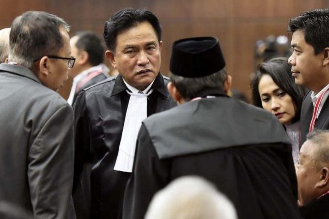 Yusril Ihza Mahendra (tengah) di Mahkamah Konstitusi (MK) Jakarta (FEDRIK TARIGAN/JAWA POS)