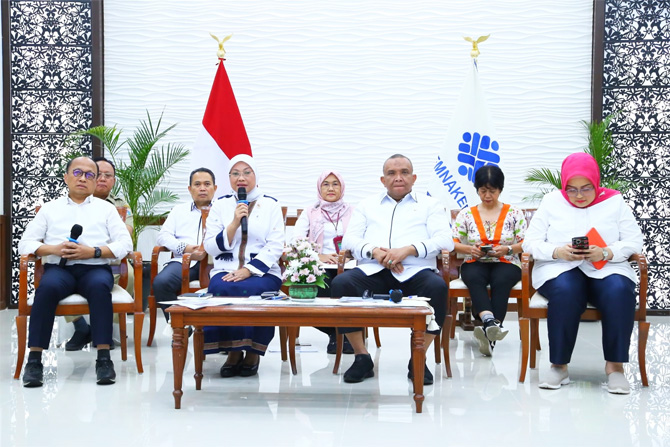 Menteri Ketenagakerjaan Ida Fauziyah dan jajaran pada Konferensi Pers Kebijakan Pembayaran THR Keagamaan Tahun 2023 yang diselenggarakan secara virtual pada Selasa (28/3/2023). (Kemnaker untuk JawaPos.com)