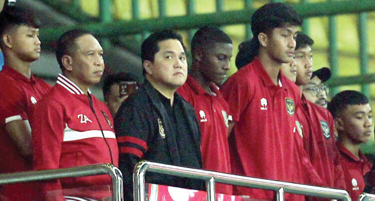 Erick Thohir saat bersama timnas U-20 menyaksikan laga Indonesia kontra Burundi. (PSSI)