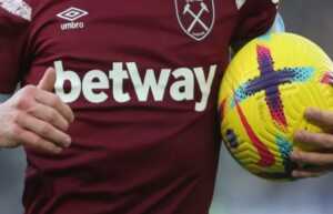 West Ham United wajib mencari sponsor baru selepas keputusan bersama klub Liga Premier menolak adanya sponsor perjudian di bagian depan jersey. (The Mirror)