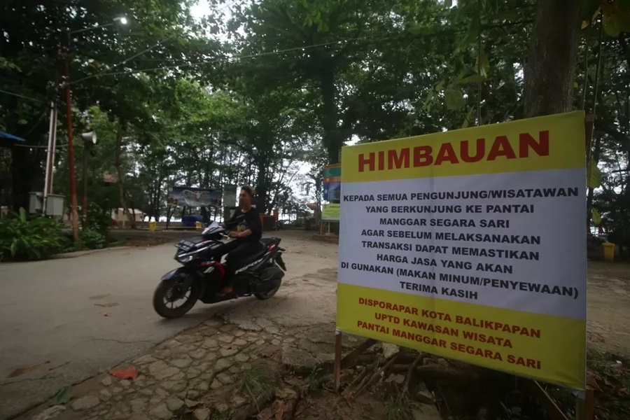 HARUS TRANSPARAN: Spanduk dari Disporapar yang mewajibkan pedagang Pantai Manggar mencantumkan harga yang jelas pada menu makanan atau minuman.