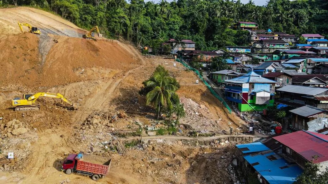 PERMULAAN: Beberapa alat berat terlihat melakukan pematang lahan pada lereng gunung area outlet terowongan Samarinda di sisi Jalan Kakap kecamatan Samarinda Ilir, Minggu (11/2).