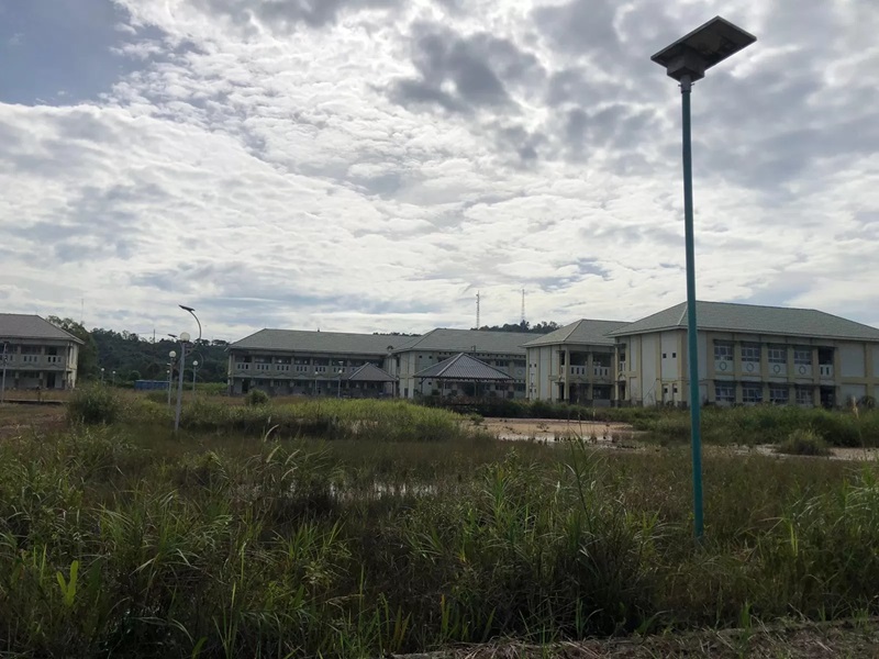 BUTUH PERHATIAN: Rimbunnya rumput di area Kampus STAIS dan beberapa fasilitas kampus yang mengalami kerusakan.