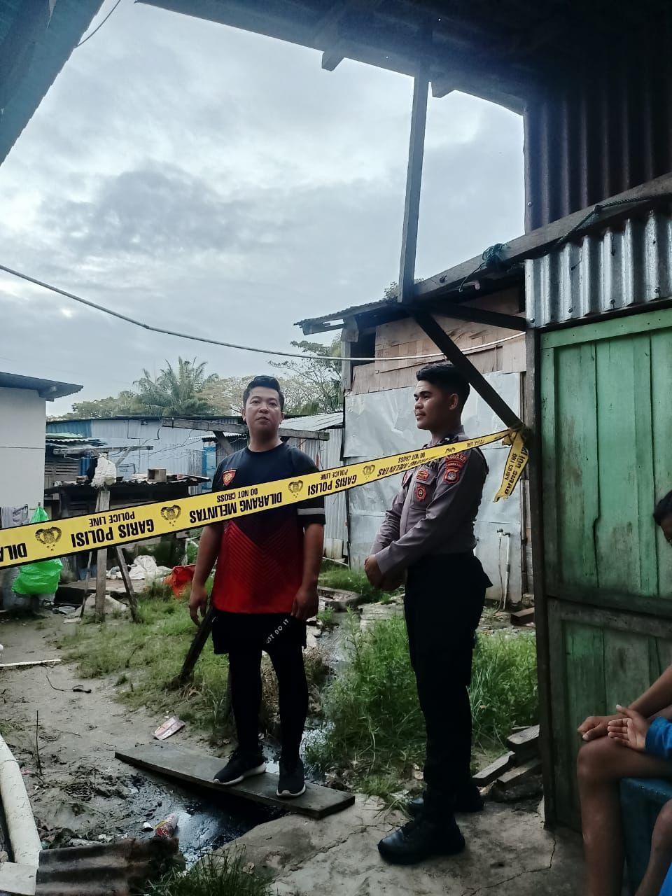 FOTO : IST  GARIS POLSI : Pihak kepolisian yang mendatangi lokasi kejadian langsung memberikan garis polisi.