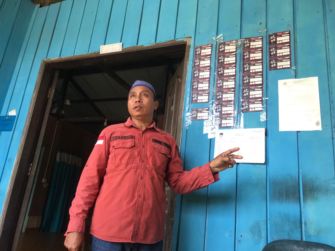 PERLIHATKAN STIKER: Sunardin menunjukkan sebanyak 22 stiker DPT warganya yang ditempelkan di rumahnya sebagai ketua RT 5, Desa Aji Kuning, Sebatik Tengah. FOTO: RIKO ADITYA/RADAR TARAKAN