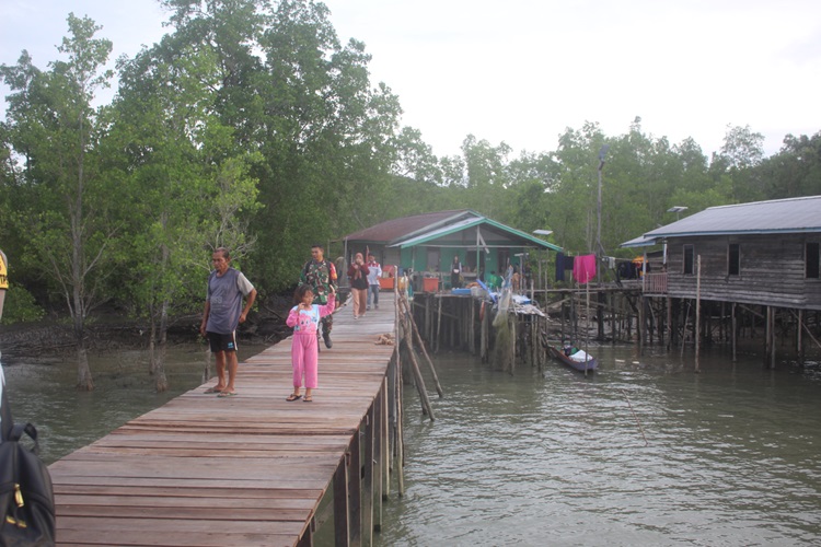 PENDUDUK BERKURANG: Kondisi warga di Pulau Sadau. FOTO: AGUS DIAN ZAKARIA/RADAR TARAKAN