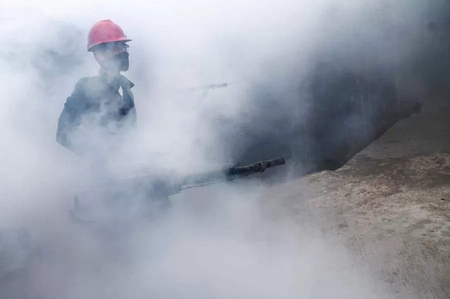 DOK/KP BERANTAS NYAMUK DEWASA: Sebagai bentuk pencegahan awal, wilayah yang terindikasi terserang DBD, langsung dilakukan fogging fokus.