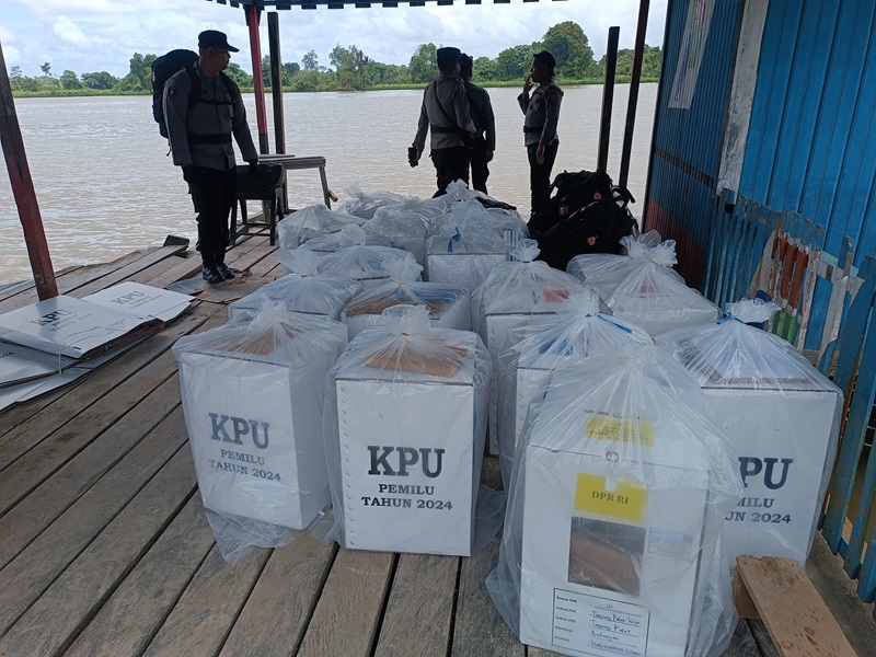 IWAN K/RADAR KALTARA BERJENJANG: Pengembalian logistik Pemilu 2024 dari KPPS ke PPS di wilayah Kabupaten Bulungan.