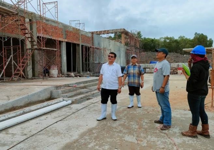 BELUM RAMPUNG: Wabup Bulungan saat meninjau pembangunan RSP beberapa waktu lalu.