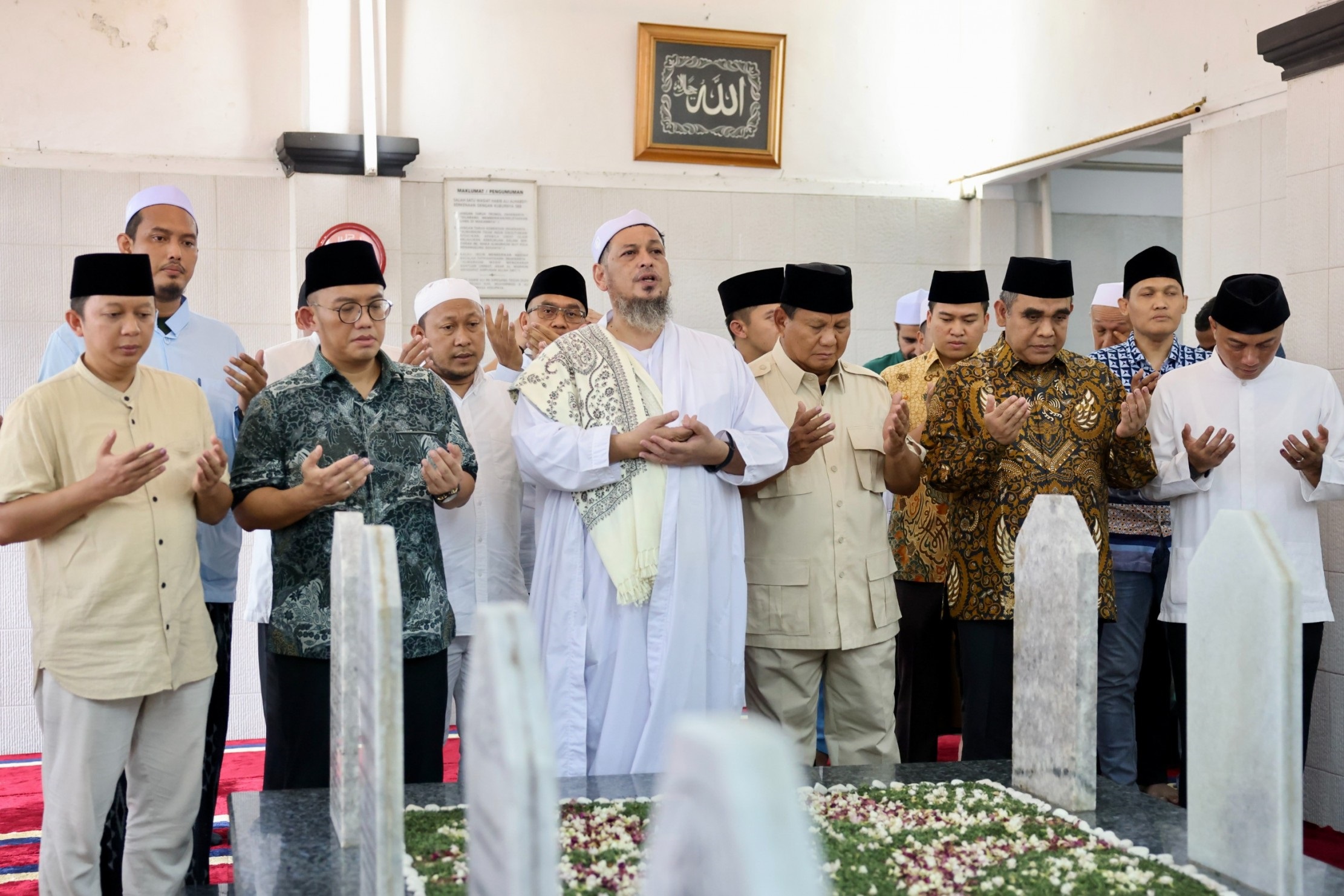 ZIARAH: Capres nomor urut 2 yang sementara unggul dalam perhitungan quick count Pilpres 2024, Prabowo Subianto ziarah ke makam Habib Ali Kwitang, Jumat (16/2). FOTO: HARITSAH ALMUDATSIR/JAWA POS