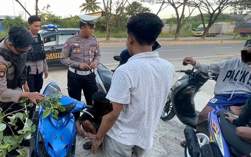 KP DIAMANKAN PETUGAS: Anggota Polsek Sungai Kunjang mengamankan motor yang diduga hendak dipakai kebut-kebutan di Ring Road I.
