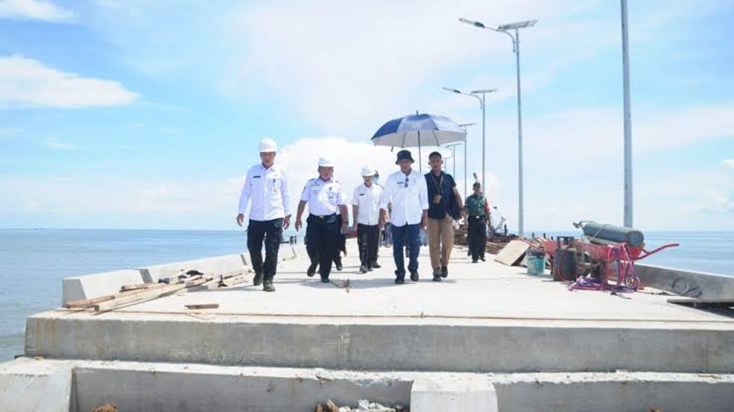 TINJAU LAPANGAN: Tampak Bupati saat meninjau progres pembangunan Pelabuhan Bunyu beberapa waktu lalu.