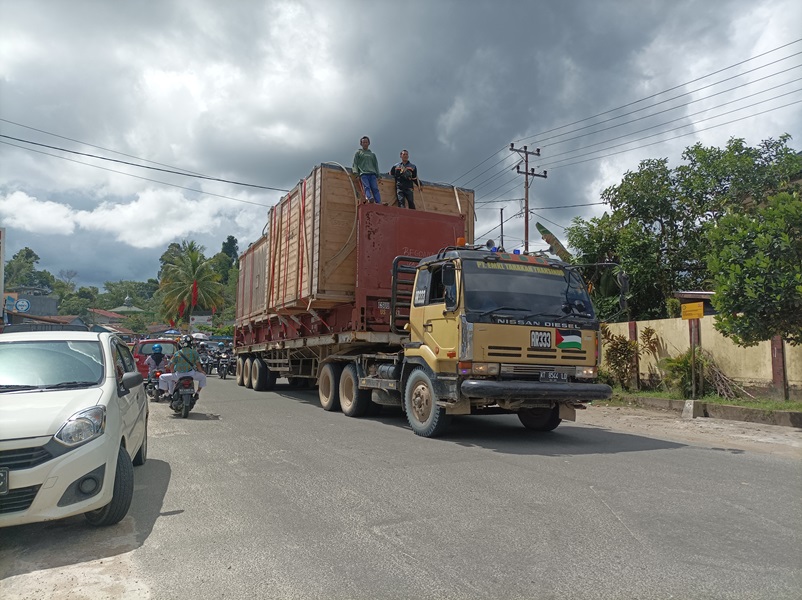 AKAN DIATUR: Truk gandeng masih mudah ditemui di jalan protokol Kota Tarakan di jam sibuk. FOTO: AGUS DIAN ZAKARIA/RADAR TARAKAN