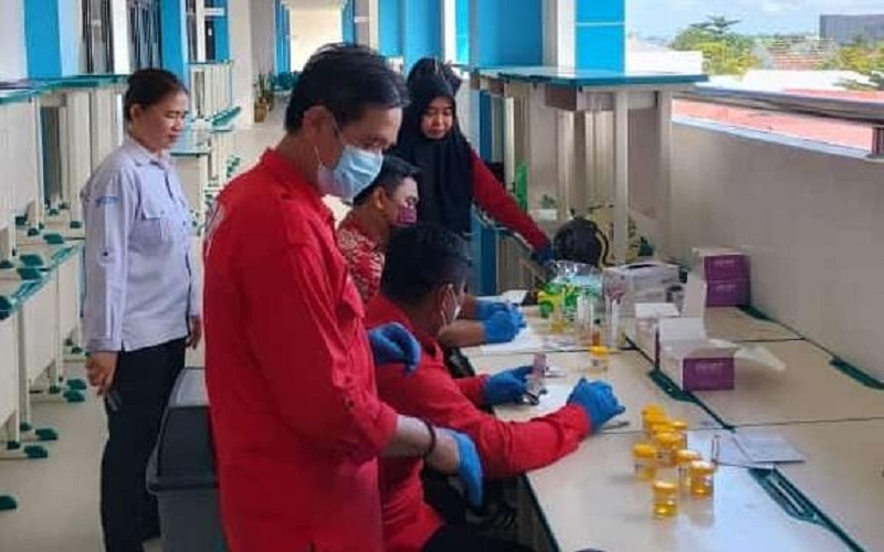 ISTIMEWA ANTISIPASI: BNNP Kaltara melaksanakan tes urine terhadap pelajar di Tanjung Selor.