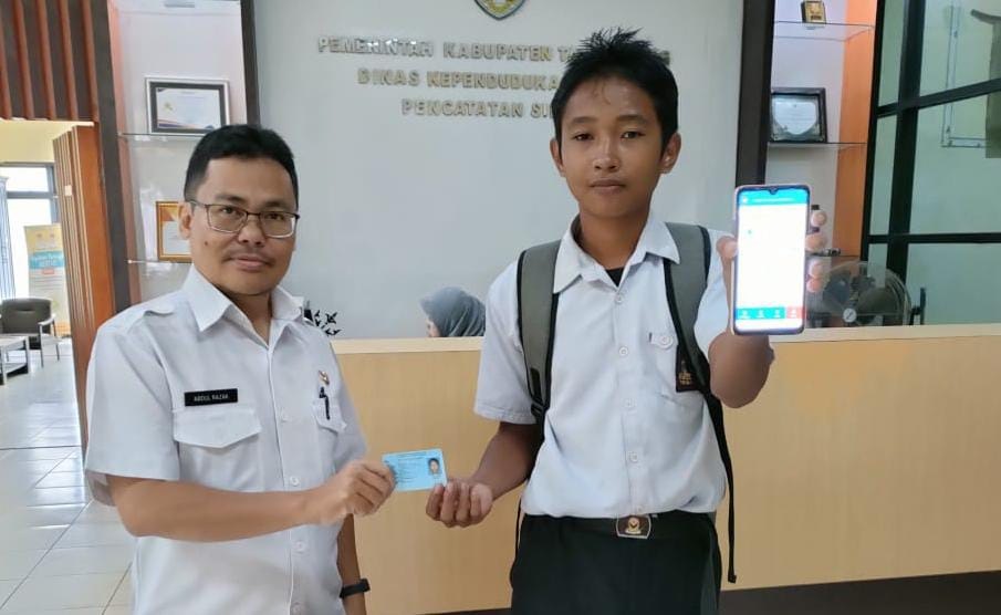 IST DITERAPKAN BERTAHAP: Salah satu warga usai melakukan perekaman e-KTP dan aktivasi di kantor Disdukcapil Tana Tidung.