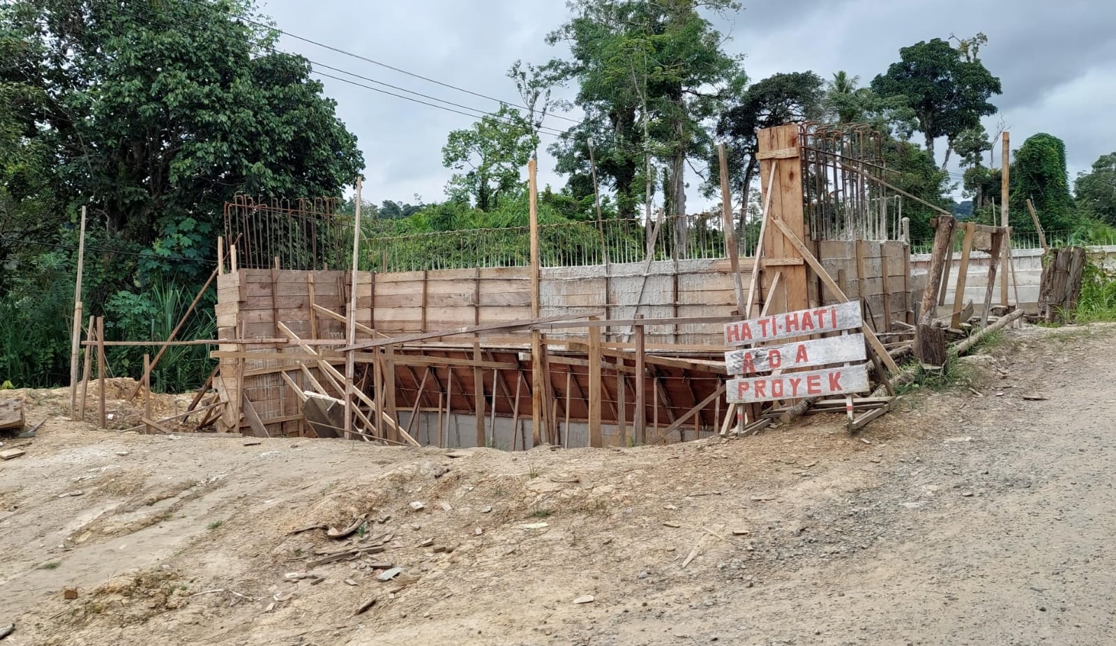 PIJAI PASARIJA/RADAR KALTARA BELUM RAMPUNG: Pembangunan jembatan Gunung Sering dilakukan bertahap.