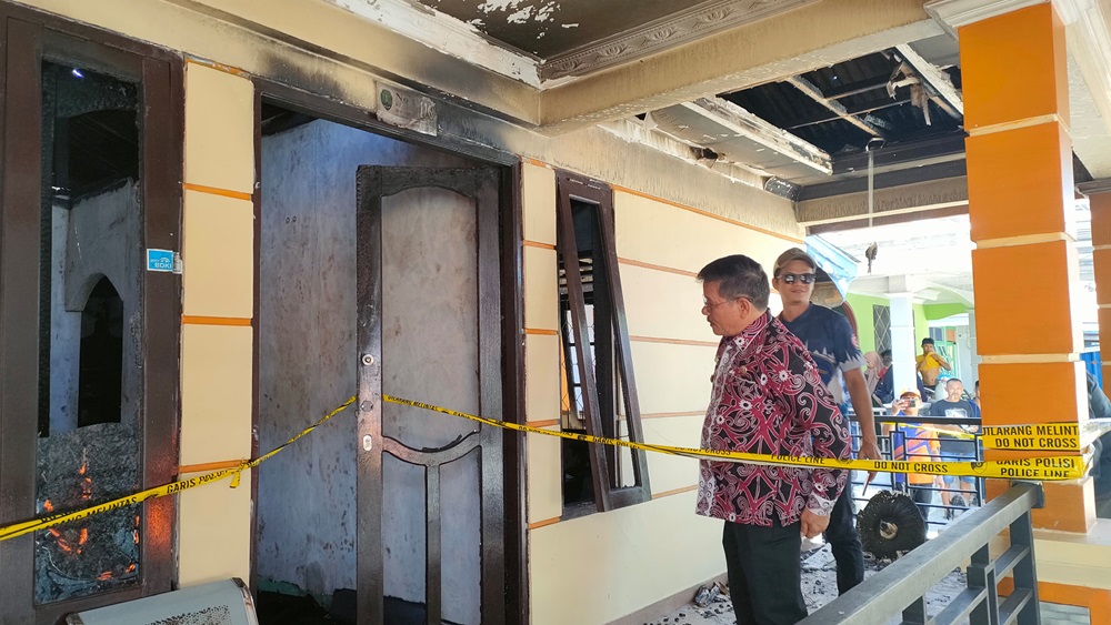 TINJAU LAPANGAN: Wabup Bulungan meninjau langsung rumah warga yang terbakar.