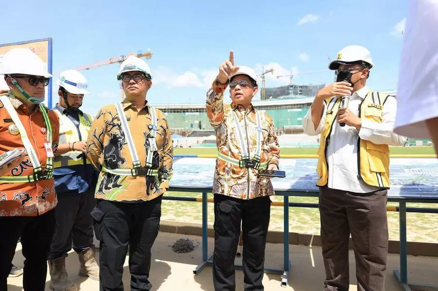 KP TINJAU PROGRES : Mendagri Tito Karnavian didampingi Pj Gubernur Kaltim Akmal Malik saat mengunjungi IKN.