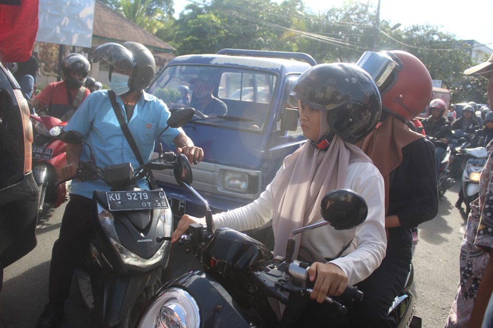 PADAT KENDARAAN: Potret kepadatan lalu lintas di ruas jalan Tarakan. FOTO: AGUS DIAN ZAKARIA/RADAR TARAKAN