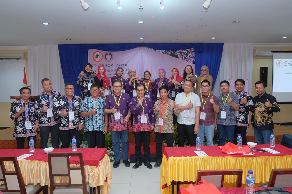 WORKSHOP: Ketua PAPDI Cabang Kaltim dan Kaltara, dr. Kuntjoro Yakti, Sp.PD, Finadim, melakukan foto bersama dengan peserta workshop, di Royal Crown Tarakan, Sabtu (24/2). FOTO: PAPDI CABANG KALTIM