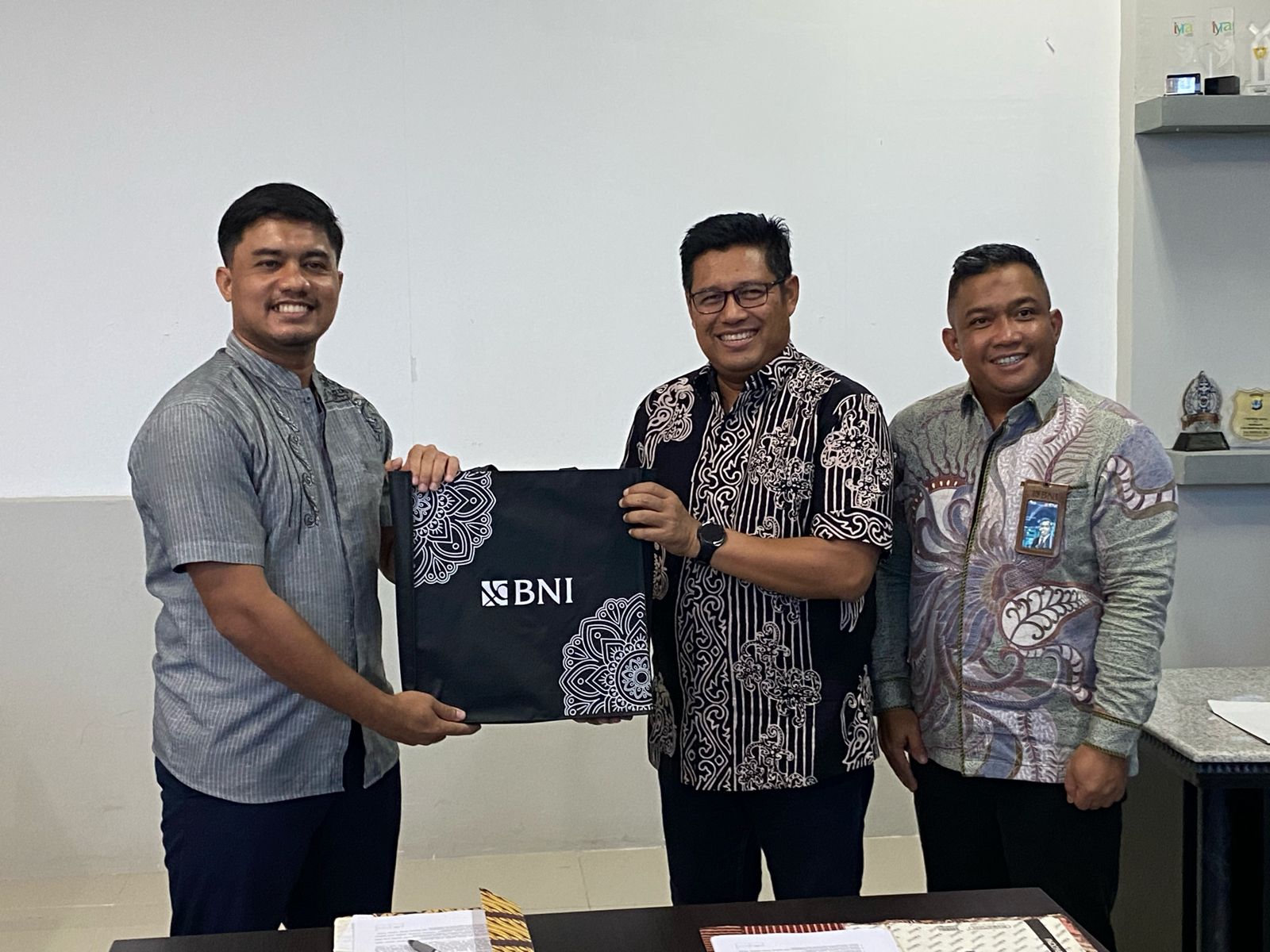 MOU: Pimpinan Bank Negara Indonesia (BNI) Cabang Tarakan, Ruliansyah beserta pimpinan area Head 5 BNI Priyo beserta tim diterima oleh Direktur Radar Tarakan Nur Rahman Saeroni. FOTO: RADAR TARAKAN