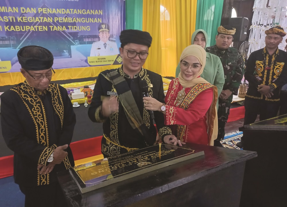 SOPIAN/RADAR TARAKAN PUSAT BUDAYA: Bupati Tana Tidung Ibrahim Ali menandatangani prasasti rumah adat Tidung Sesayap Hilir, Senin (26/2).