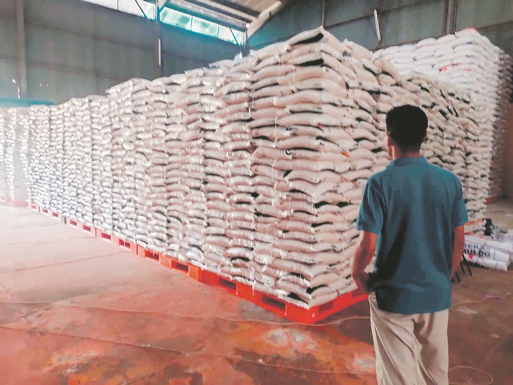 ELIAZAR/RADAR TARAKAN STOK BERAS: Meski harga beras naik, stok beras di Tarakan dipastikan aman.