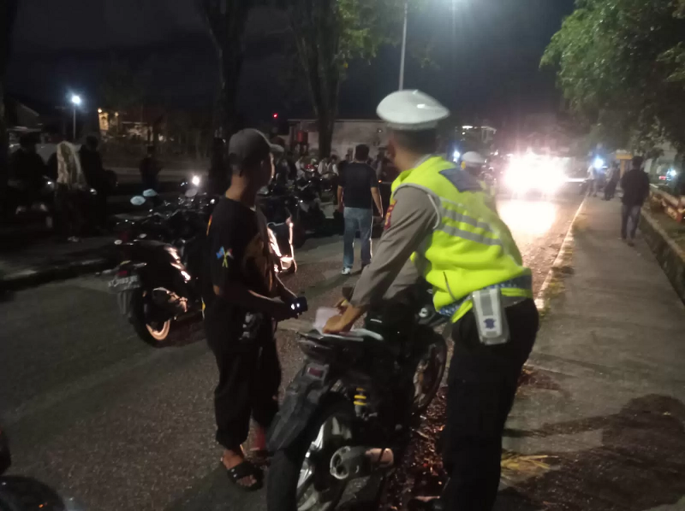 KP MELANGGAR: Pengendara sepeda motor yang menggunakan knalpot brong diberhentikan petugas.