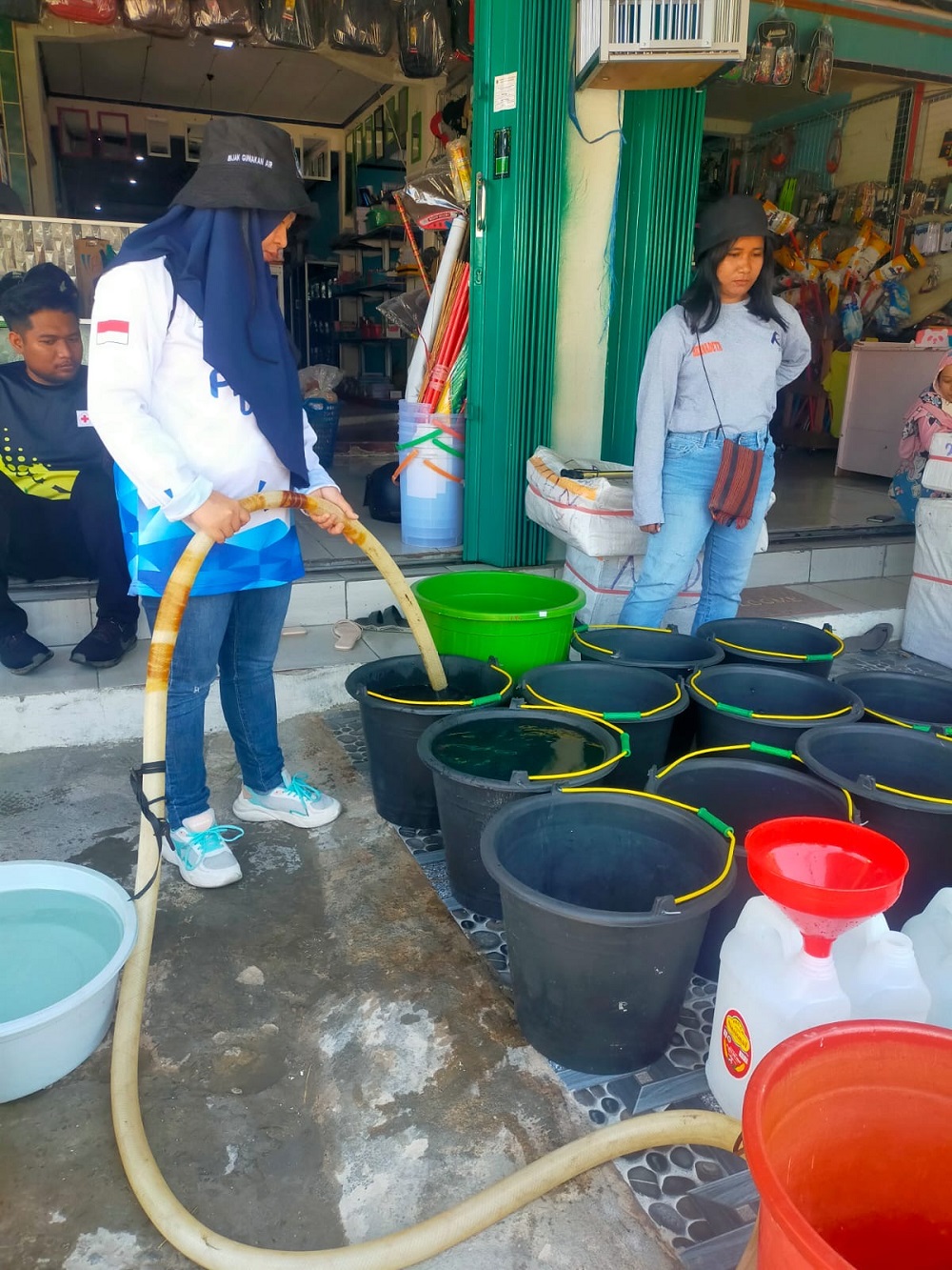DOK DPAM NUNUKAN BAGI-BAGI AIR: Perumda Air Minum Tirta Taka Nunukan terus membagikan air kepada warga yang terdampak kemarau.