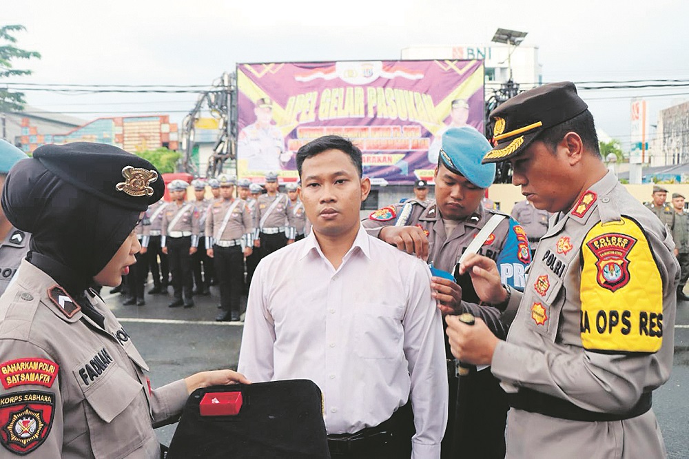 GELAR PASUKAN: Kapolres Tarakan AKBP Ronaldo Maradona T.P.P Siregar memimpin pelaksanaan gelar pasukan Operasi Keselamatan Kayan 2024. FOTO: POLRES TARAKAN
