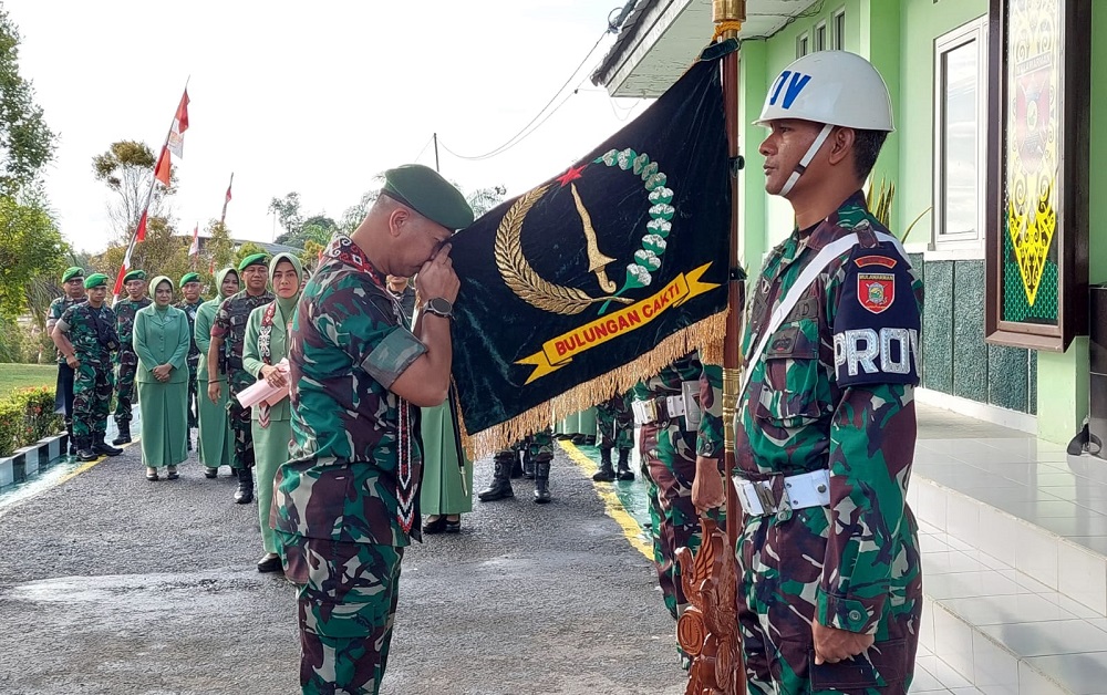 PIJAI PASARIJA/RADAR KALTARA PIMPINAN BARU: Tradisi penerimaan warga baru Brigif 24/Bulungan Cakti dengan mencium bendera tunggul Brigif 24/Bulungan Cakti.